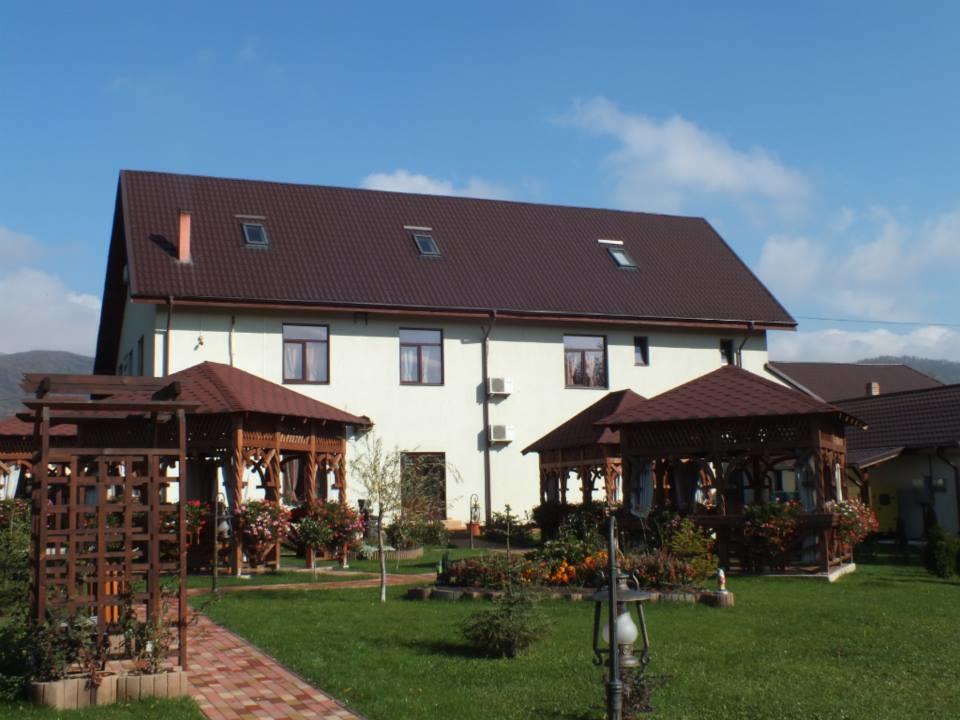 Pensiunea Cabana Soimul Comăneşti エクステリア 写真